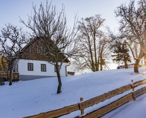 Haus am Berg im Winter